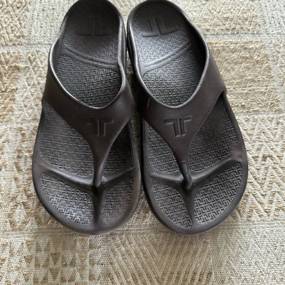 TELIC Foam Walking Flip Flops - Picture 3 of 5